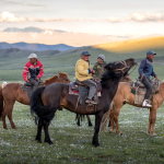 Монгольские всадники в поле