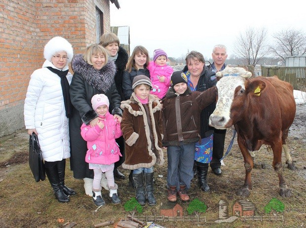 Семья Вышковских с коровой Красавицей